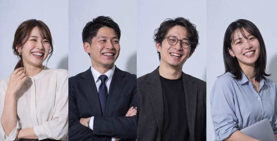 笑顔の4人を並べたポートレート